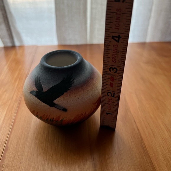 Vintage Navajo Pottery 3.5" Vase "End of the Trail" Horse Warrior Eagle Signed - Picture 6 of 7